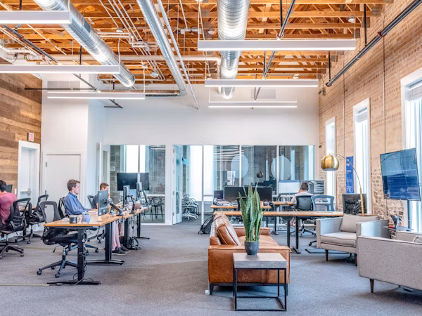 Modernes Büro mit Besprechungsbereich